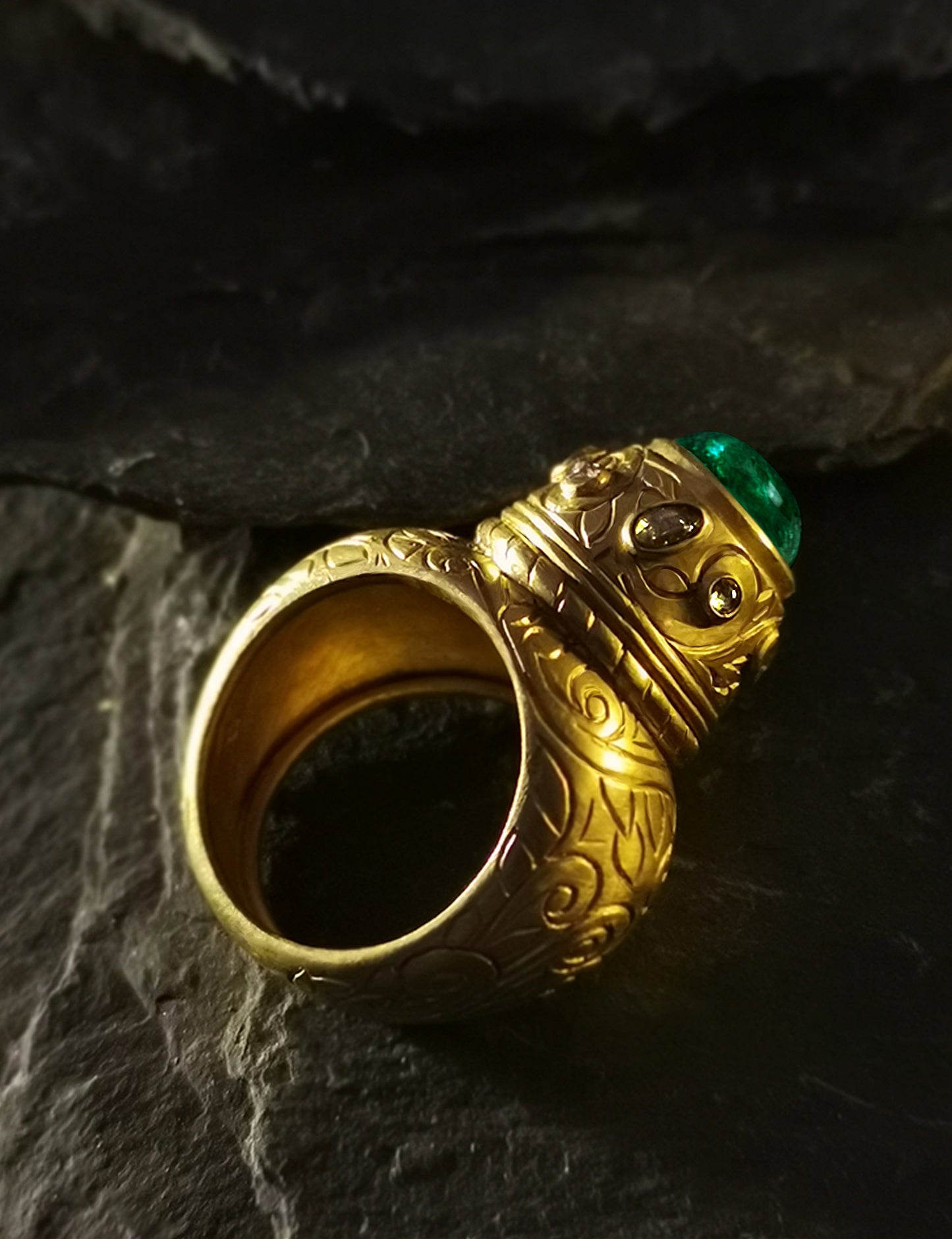 RING - Yellow gold - Emerald