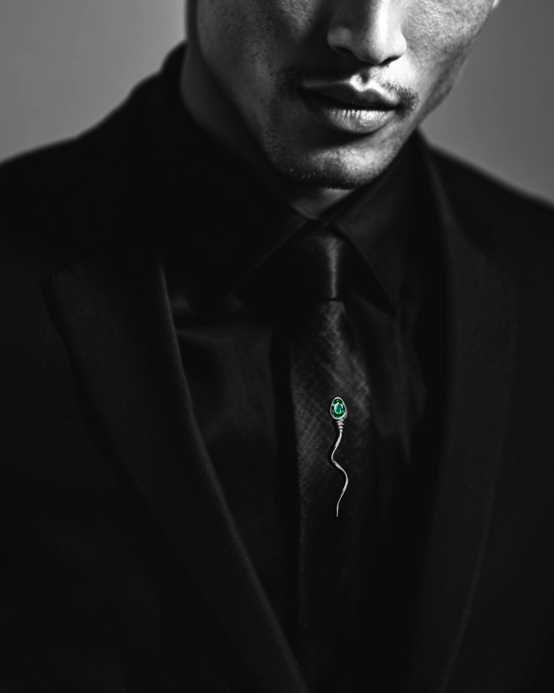 «The winner » BROOCH  - White Gold - Emerald